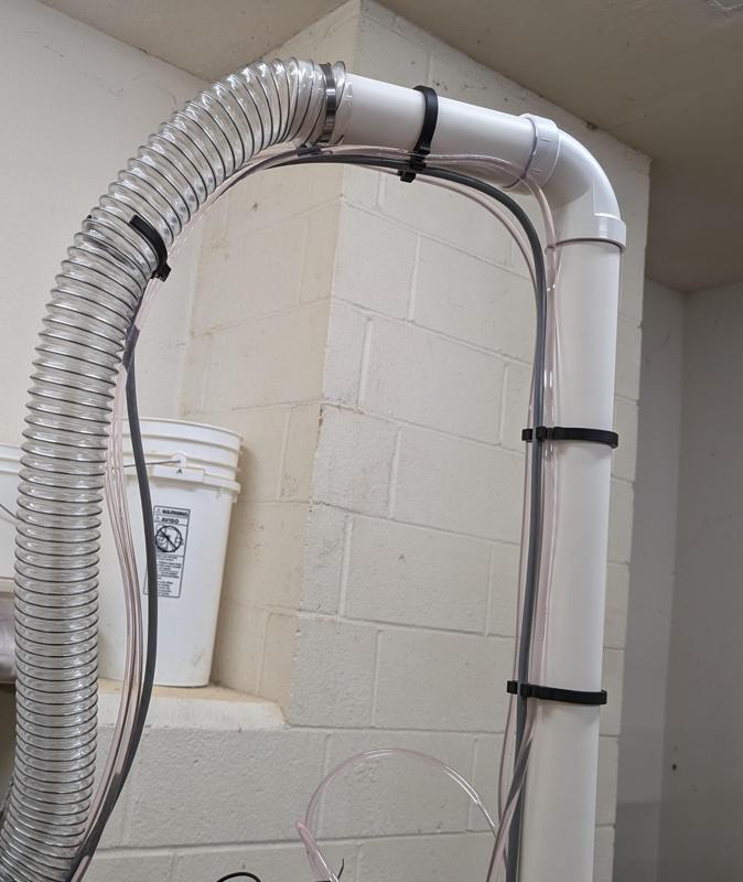 Parametric spindle cooling/cable bracket