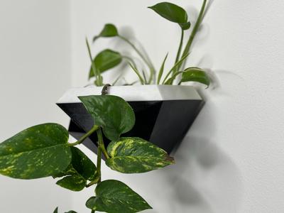 Geometric wall-mounted self-watering planter/flowerpot