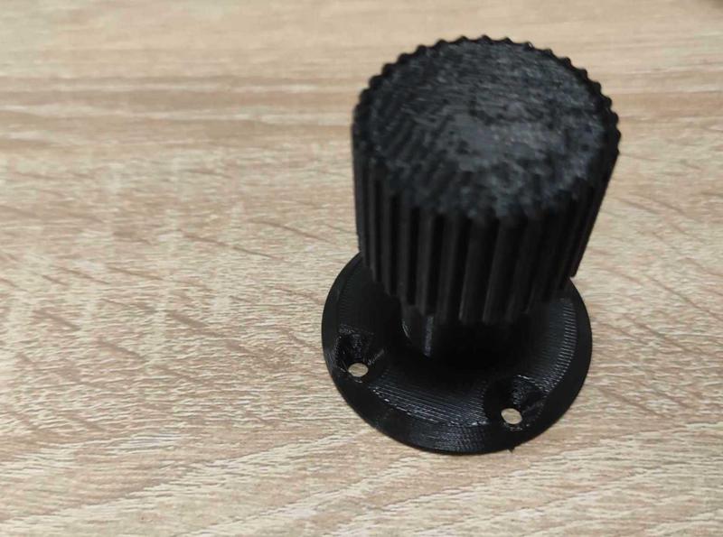 Short regulated furniture leg (no support print)