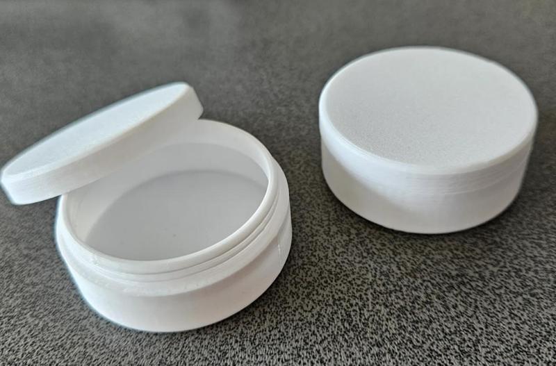Runde Dose mit Gewinde / Round box with thread 