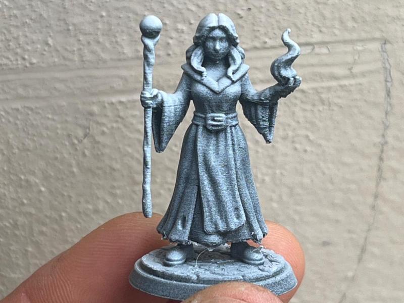 Miniature D&D sorceress