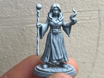 Miniature D&D sorceress