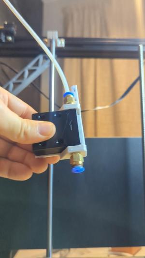 Runout sensor bowden tube mount