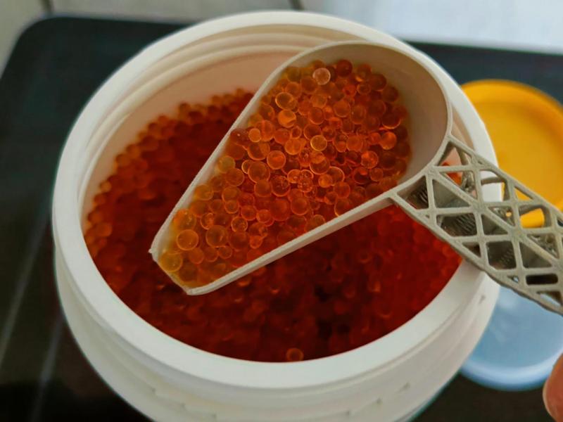 Desiccant scoop - For easy filling of nylon bags