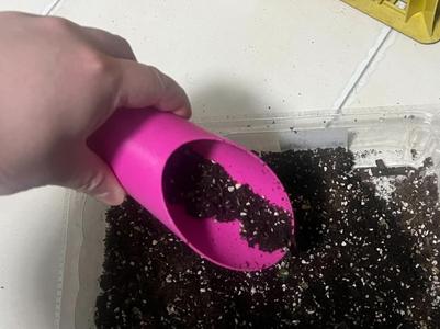 Scoop for cups/small pots/substrate scoop