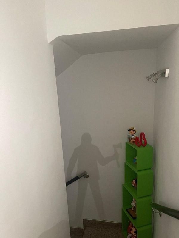 Hombre silueta hacha