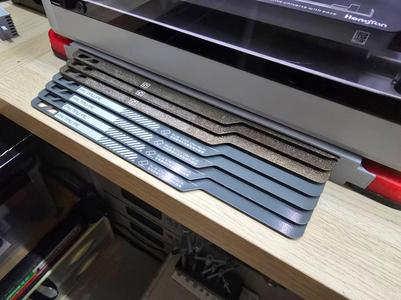 Print bed shelves with HULA dampening feet, featuring 10mm stepped, 5mm stepped, and stepless versions, designed for modular assembly