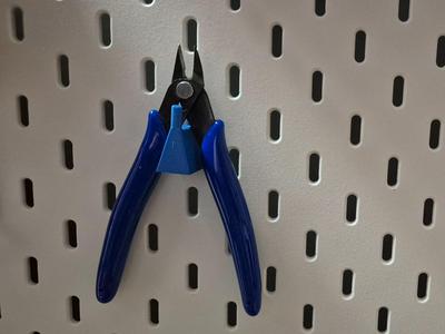 Skadis pliers holder