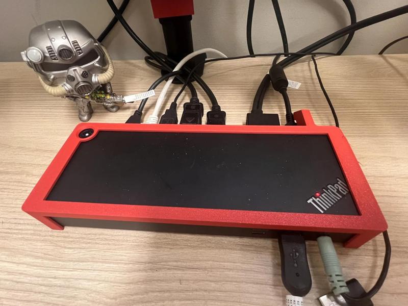 Thinkpad Universal Thunderbolt 4 Dock (40B0) mount