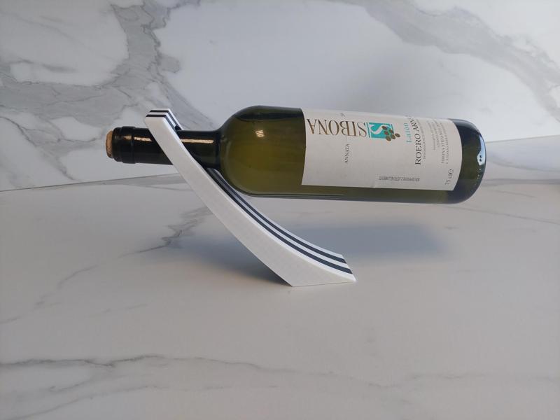 Balancing wine bottle holder