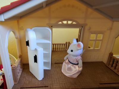 Dollhouse fridge with opening doors