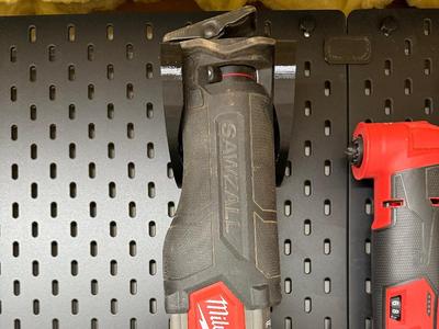 Milwaukee M18 FUEL Sawzall Skadis Mount