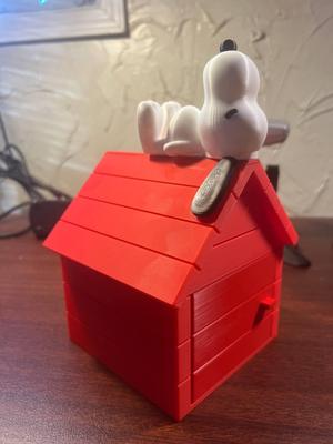Snoopy / Doghouse Magic Deck Box
