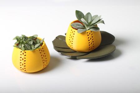 Jungle pot or candle holder
