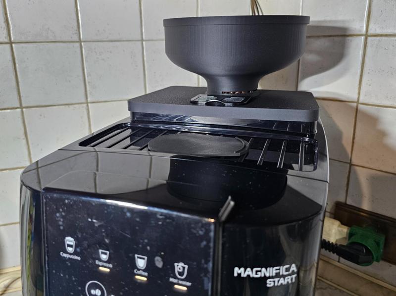 DeLonghi Magnifica removable coffee reservoir