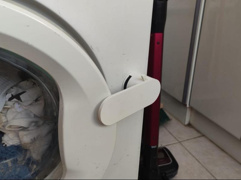 Washing machine magnet door holder