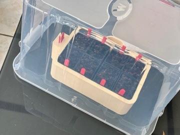 Watertight and level semi-reservoir back