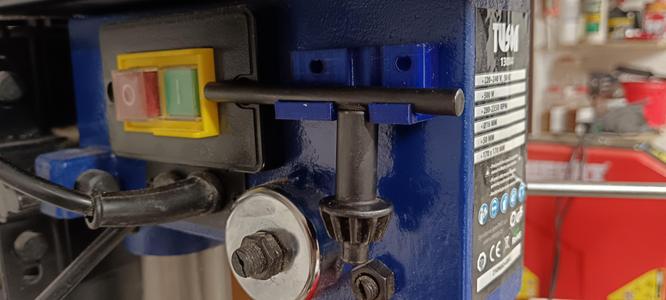 Chuck key holder for bench drill, press drill