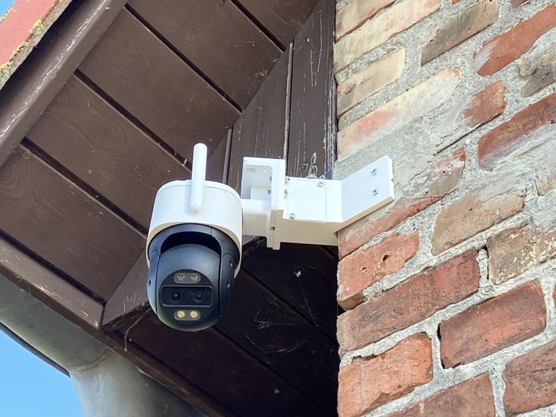 Corner mount Reolink Track Mix WiFi 