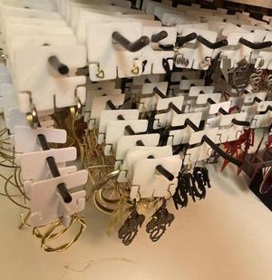 Earring hanger for slatwalls