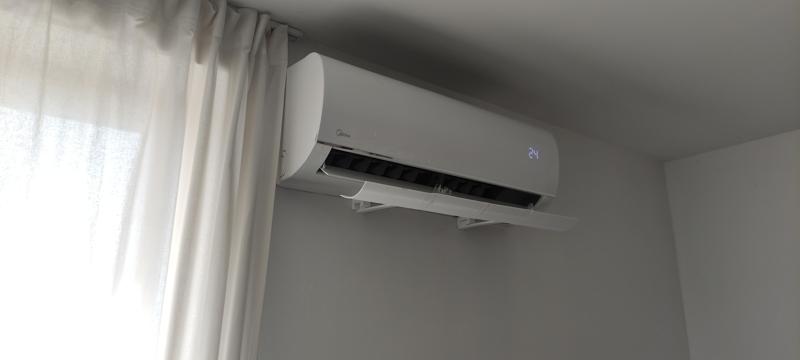 Adjustable air conditioner deflector