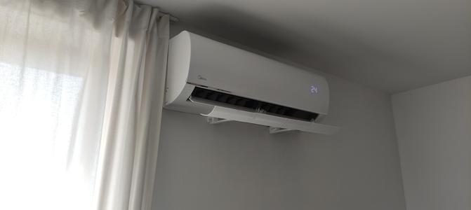Adjustable air conditioner deflector