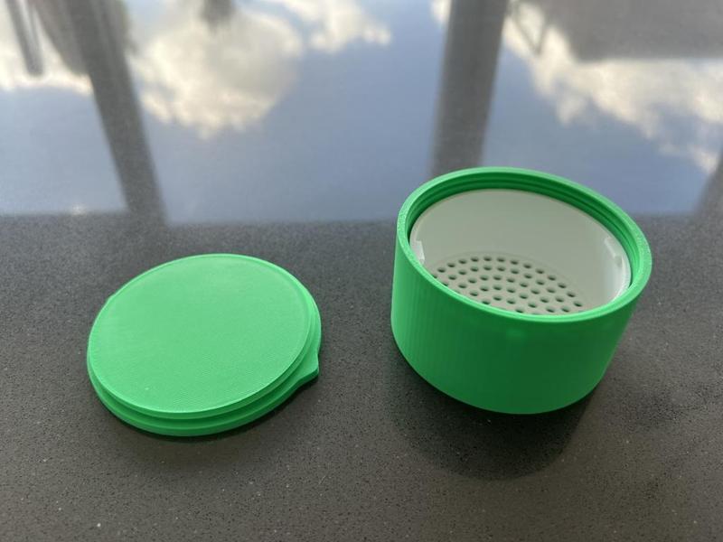 Dental retainer cylinder with closable lid