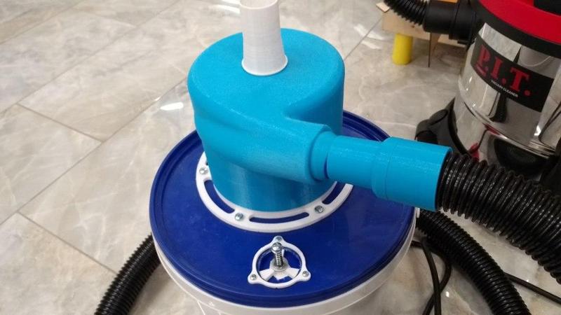 Cyclone filter low-profile mounting flanges