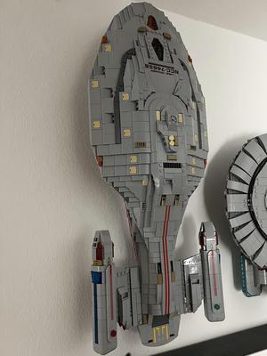Wall mount adapter for the Bluebrixx Star Trek USS Voyager display set