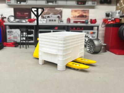 miniature set forklift & plastic case 1:18 diorama