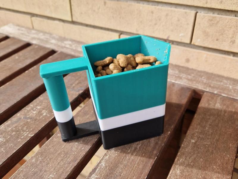 Compact scoop for seeds and feed