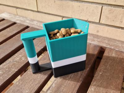 Compact scoop for seeds and feed