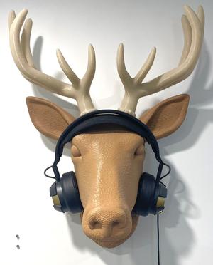 DEER HEAD WALL MOUNTED / HOLDER