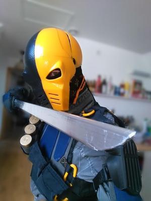 Deathstroke's mask + cosplay parts