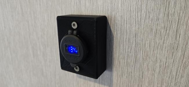 12-volt outlet wall plate