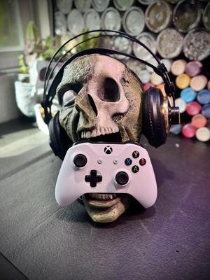Zombie skull headphones and controller holder..stl