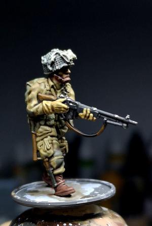 WW2 28mm US PARATROOPER WITH BAR