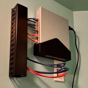 Unifi 8-Port 150W Wall Mount