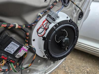 Volkswagen Golf  / Skoda Octavia front speaker adapter   