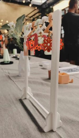 Earing holder