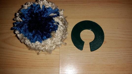 Customizable pompom maker