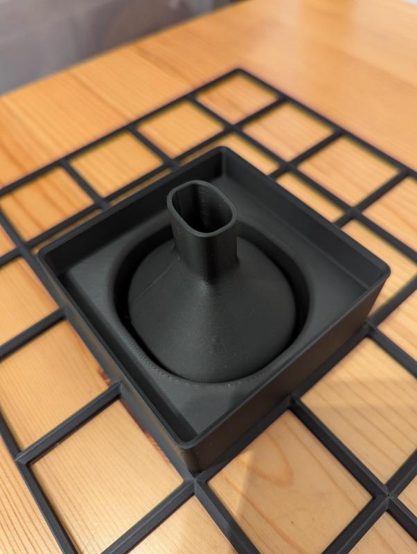 Gridfinity bin for AMS desiccant container funnel