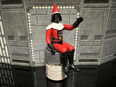 STAR WARS ADVENT CALENDAR 2023 DAY #1, DARTH ON THE HEARTH FIGURE, 3.75″, 1/18 KENNER, HASBRO