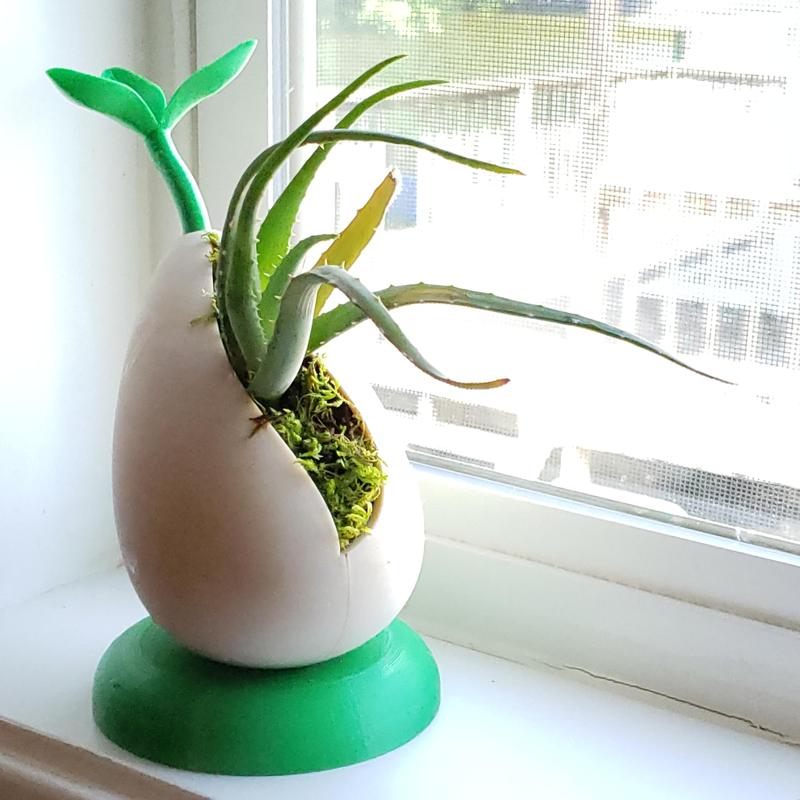 Sprout – Self-Watering Desktop Planter for small plants and succulents