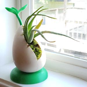 Sprout – Self-Watering Desktop Planter for small plants and succulents
