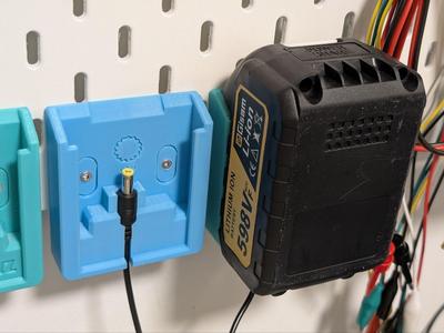 Skadis Holder for 18V Makita-style Batteries with built-in Charger Trench