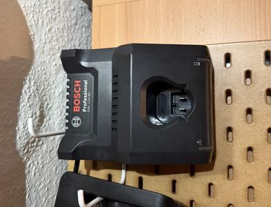 BOSCH Professional GAL 12V-40 charger SKÅDIS mount