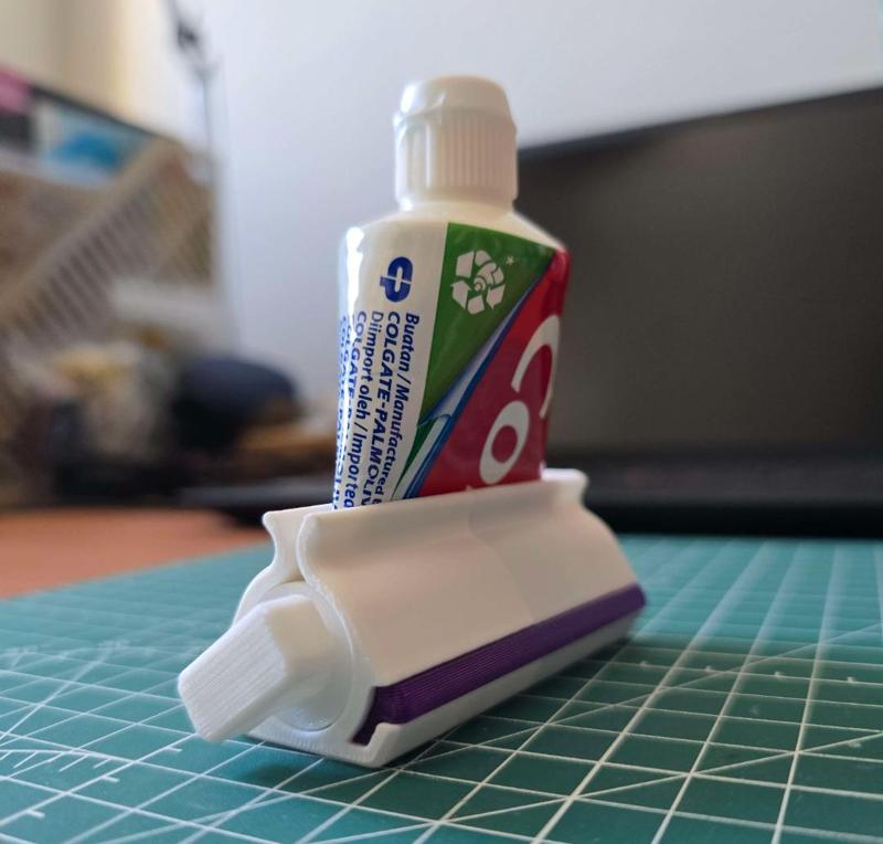 Customisable Travel-sized Toothpaste Squeezerstand