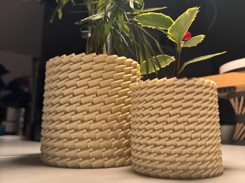 Parametric bricks pot - twist and lock drip tray