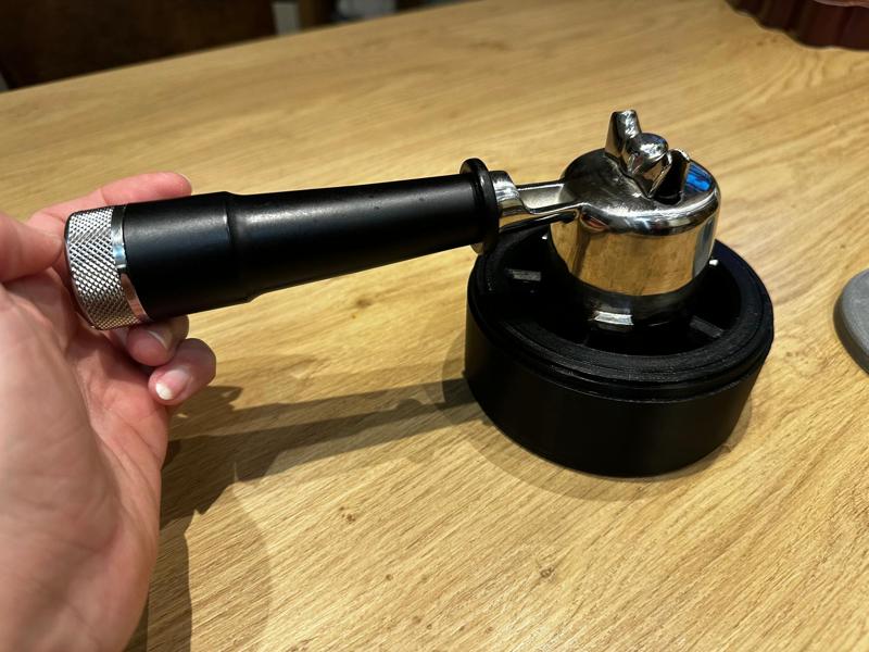 Coffee grounds container with cleaning attachment